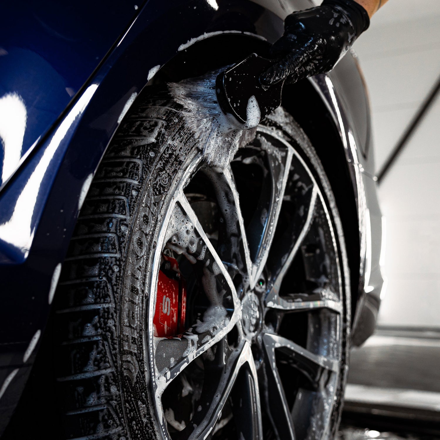 Autoband die grondig wordt schoongemaakt.