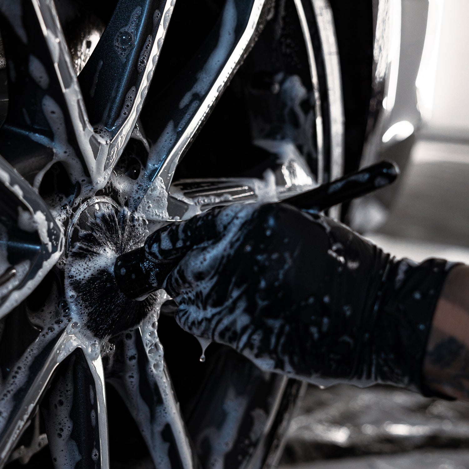 Hoe maak je het beste je velgen van je auto schoon?