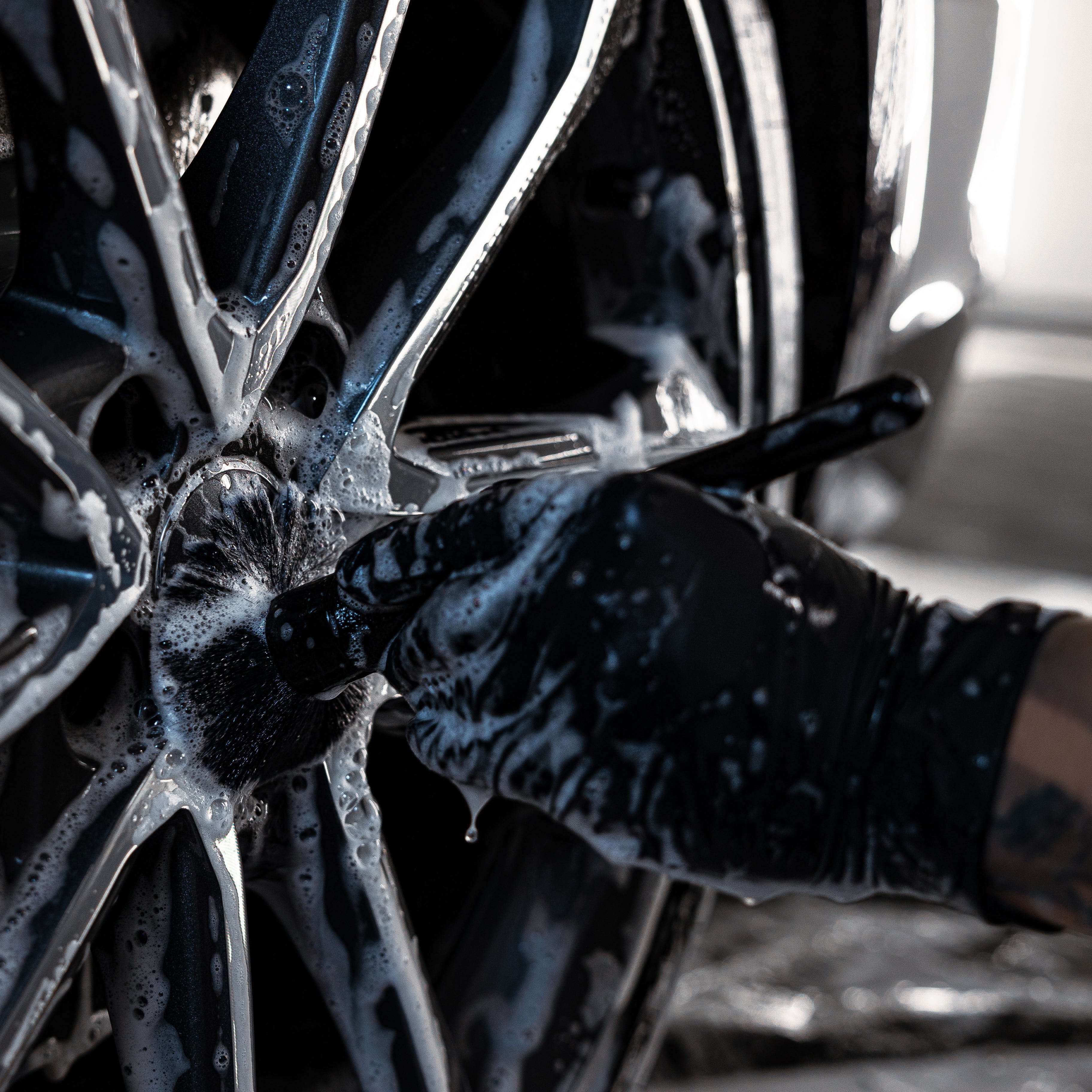 Hoe maak je het beste je velgen van je auto schoon?