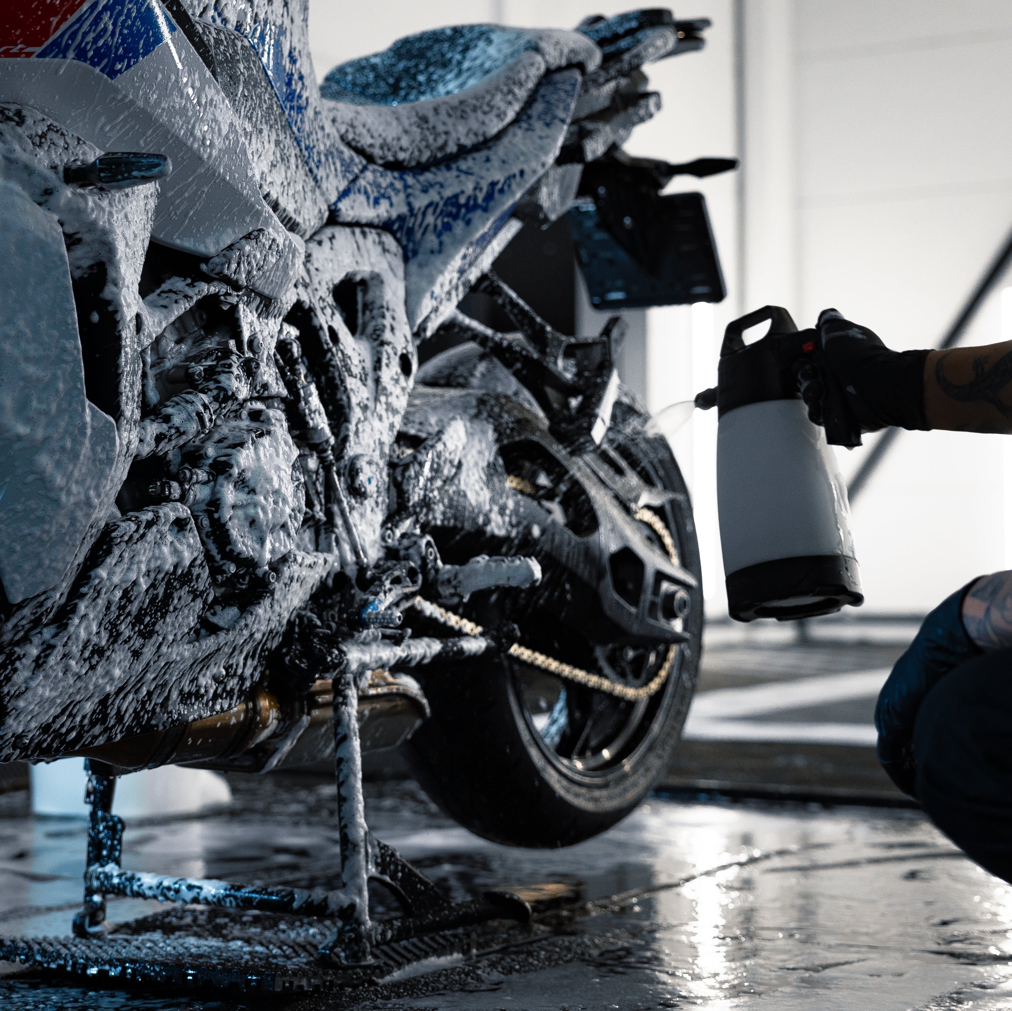 De doffe en verweerde kunststof delen van je motor weer als nieuw.