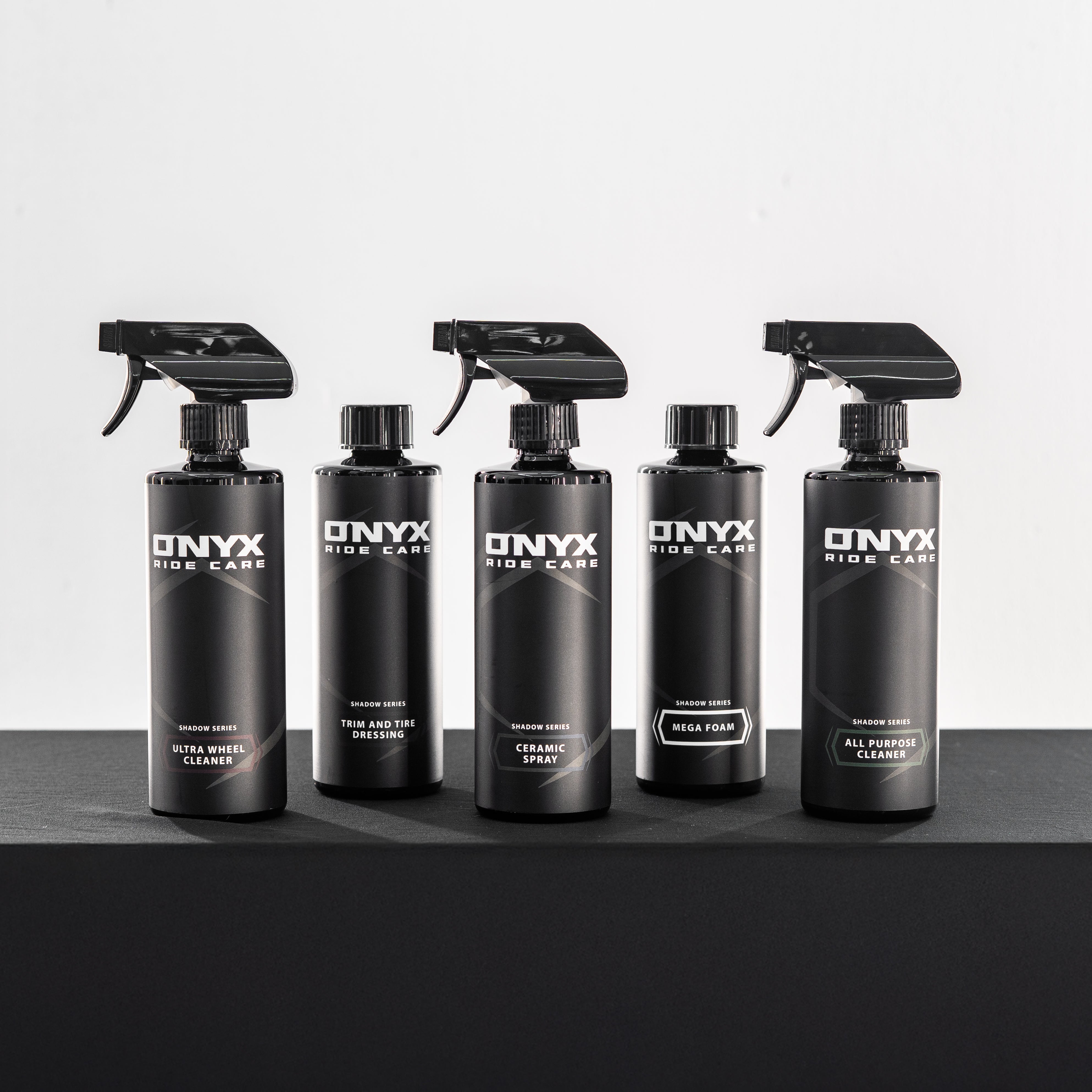 Complete set met velgenreiniger, all purpose cleaner, auto shampoo, trim & tire dressing en ceramic coating spray voor het reinigen, beschermen en laten glanzen van jouw auto en motor."