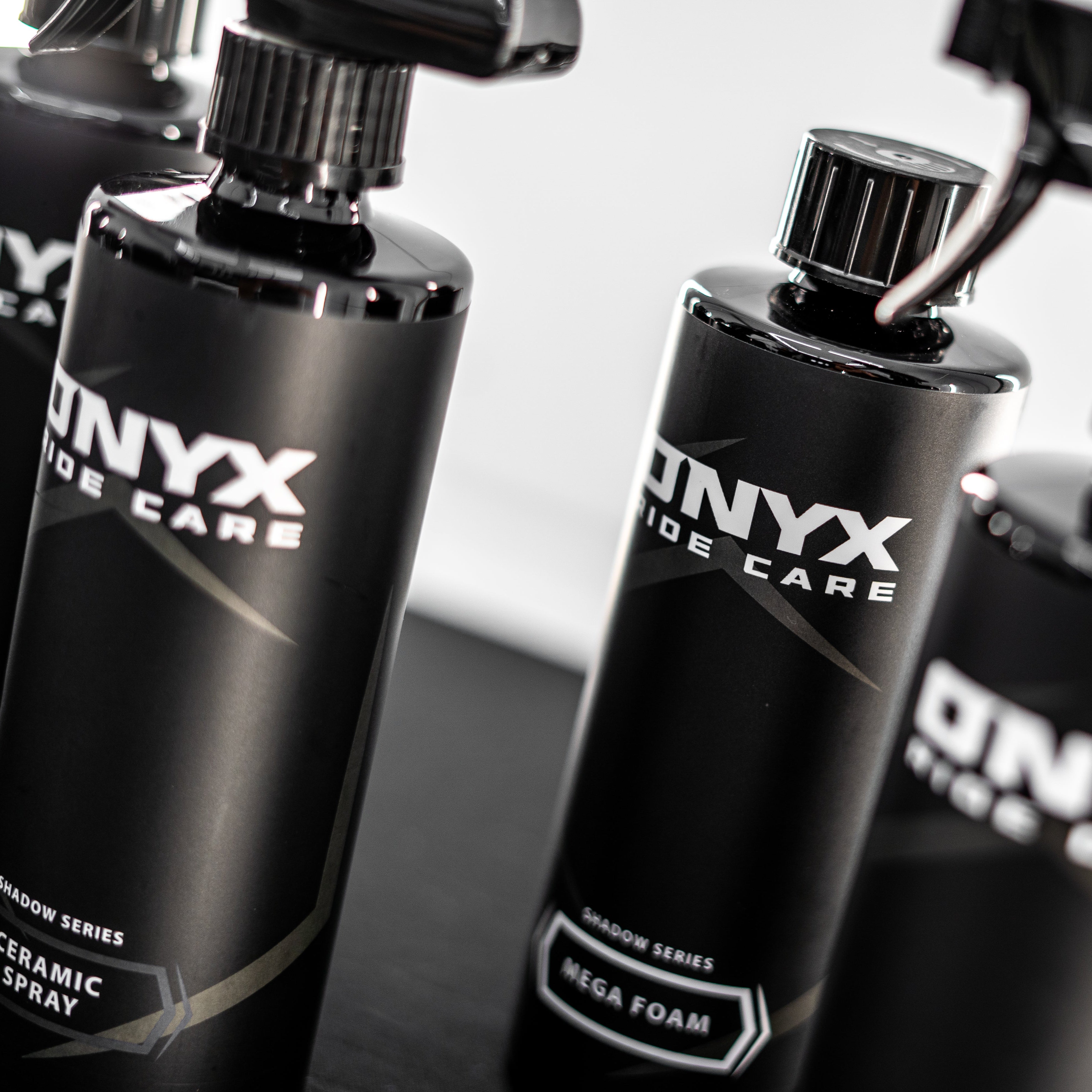 Complete set met velgenreiniger, all purpose cleaner, auto shampoo, trim & tire dressing en ceramic coating spray voor het reinigen, beschermen en laten glanzen van jouw auto en motor."