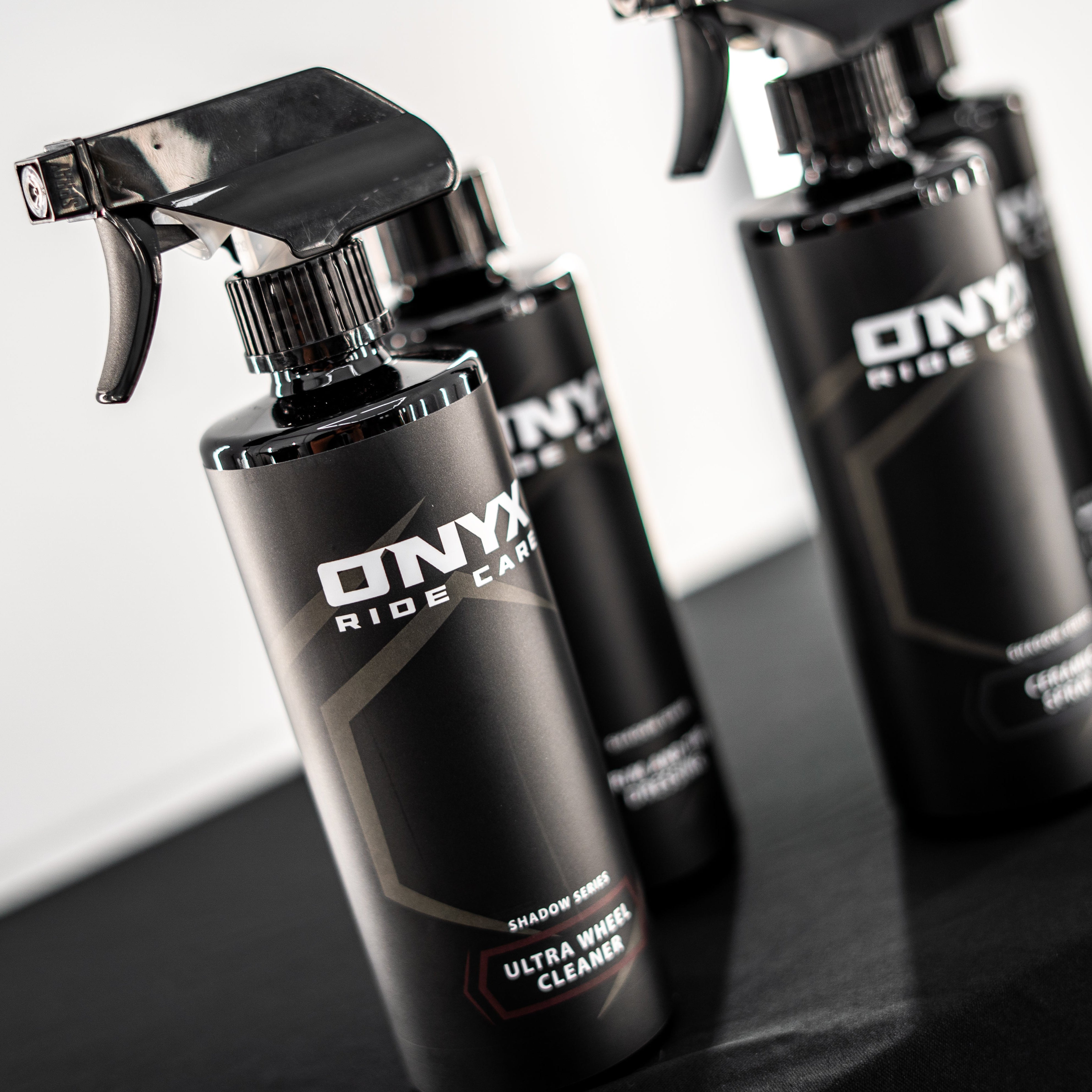 Complete set met velgenreiniger, all purpose cleaner, auto shampoo, trim & tire dressing en ceramic coating spray voor het reinigen, beschermen en laten glanzen van jouw auto en motor."