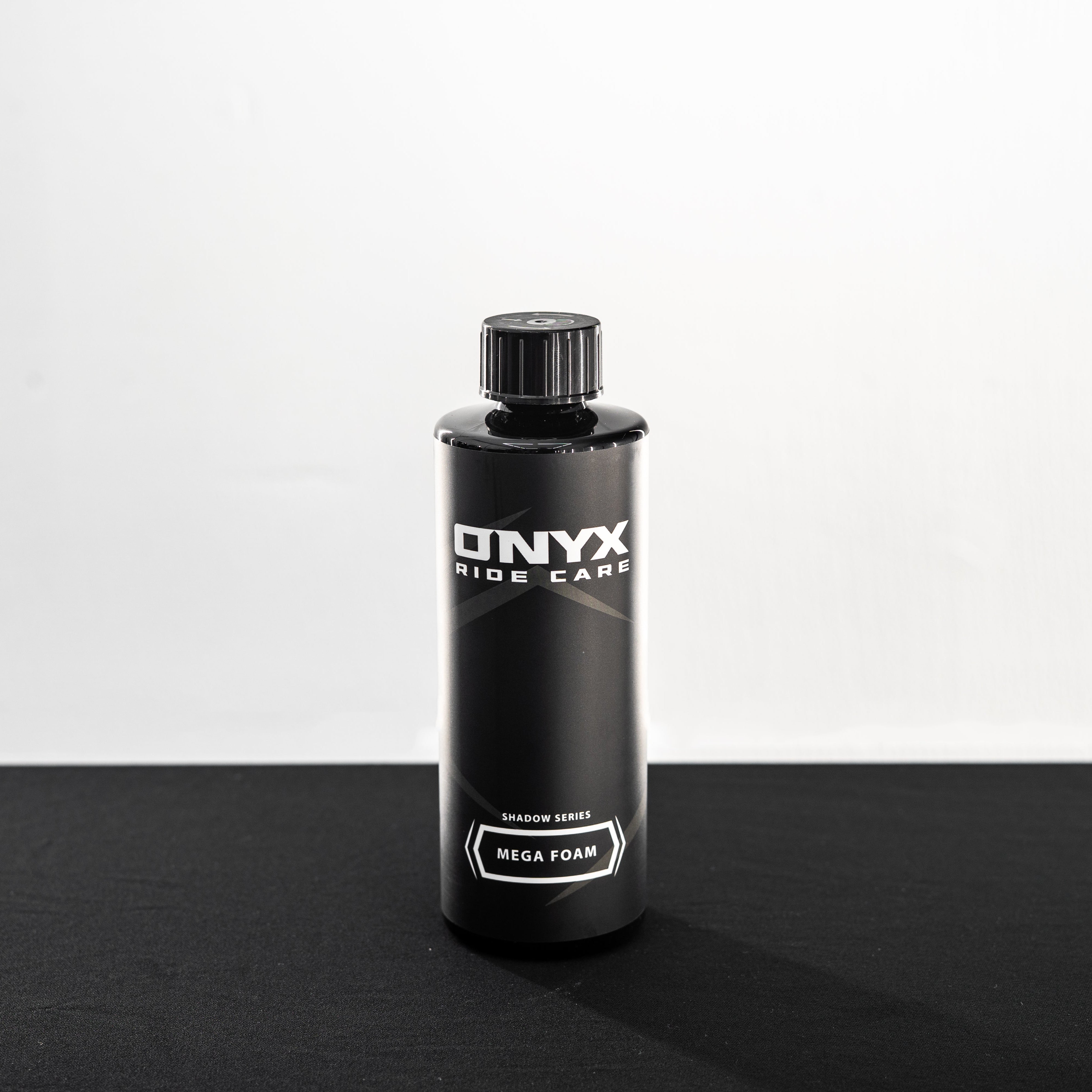 Mega Foam een extreem schuimende autoshampoo die vuil losweekt en zorgt voor een veilige, kras vrije reiniging van auto en motor.